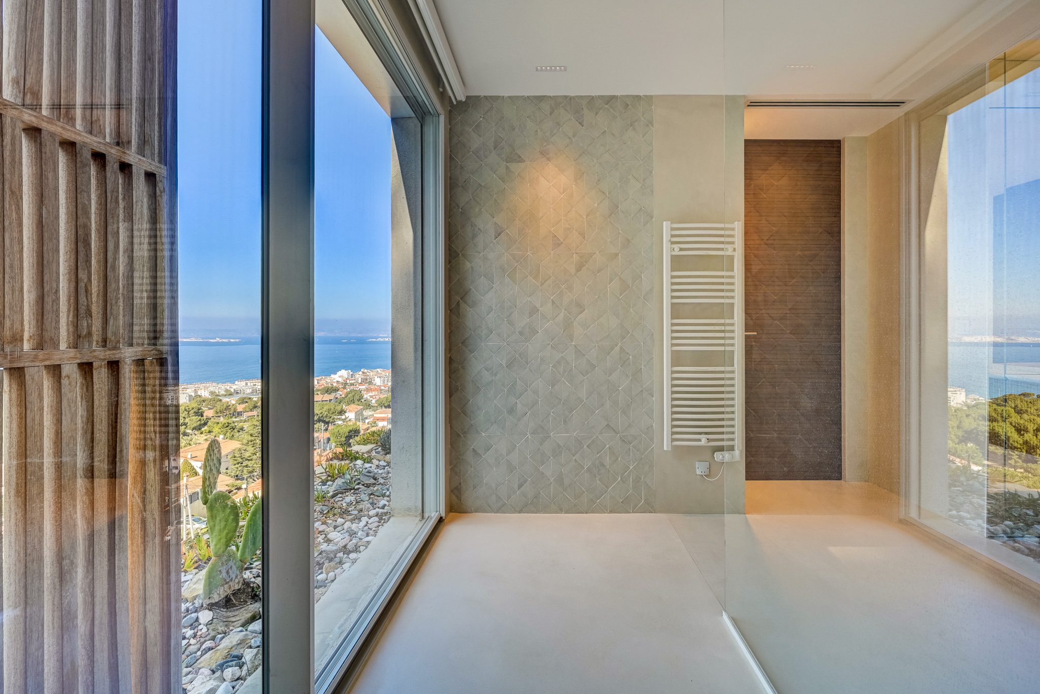 Marseille on the Roc-03