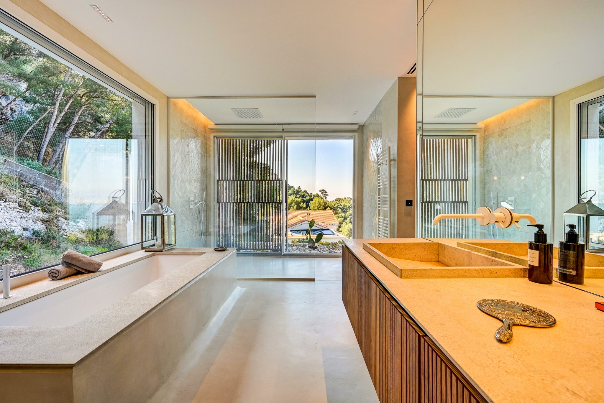 Marseille on the Roc-05